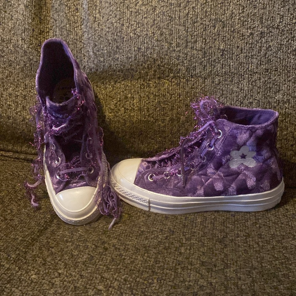 Converse brand new, never worn. Shoe laces are laced purple and included :)